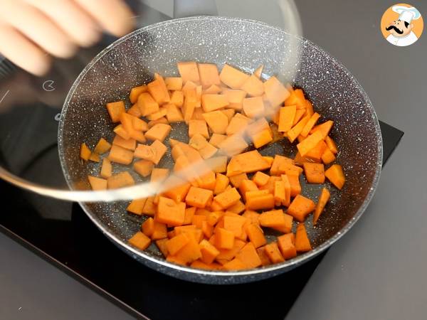 Caramelle, karkkien muotoiset ravioli, joissa on kurpitsan ja ricotta-täytettä. - Valmistelu askel 5