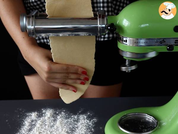 Caramelle, karkkien muotoiset ravioli, joissa on kurpitsan ja ricotta-täytettä. - Valmistelu askel 7