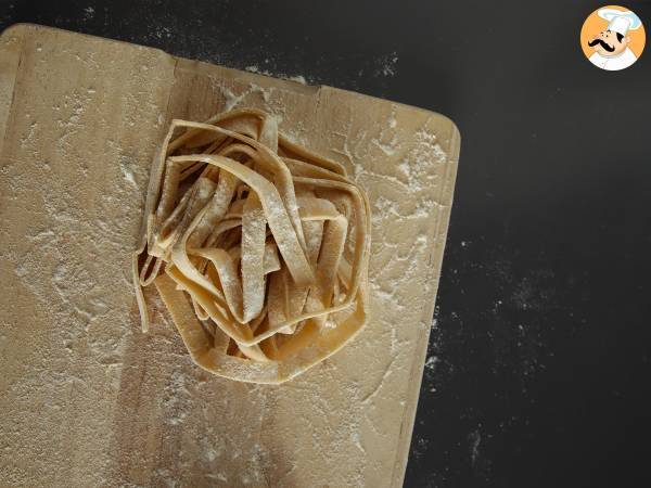 Kotitekoinen tagliatelle, menettely selitetään vaihe vaiheelta - Valmistelu askel 8