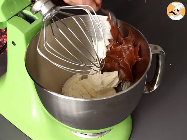Pandoro-briossit, jotka on täytetty Nutella-kermalla ja vaniljakermalla joulukuusen muodossa. - Valmistelu askel 1