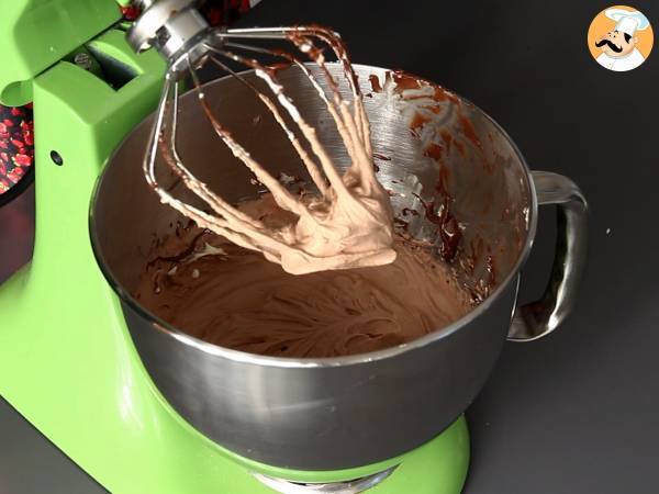 Pandoro-briossit, jotka on täytetty Nutella-kermalla ja vaniljakermalla joulukuusen muodossa. - Valmistelu askel 2