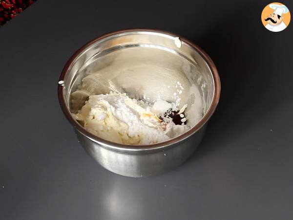 Pandoro-briossit, jotka on täytetty Nutella-kermalla ja vaniljakermalla joulukuusen muodossa. - Valmistelu askel 3