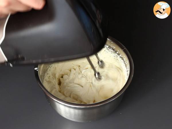 Pandoro-briossit, jotka on täytetty Nutella-kermalla ja vaniljakermalla joulukuusen muodossa. - Valmistelu askel 4