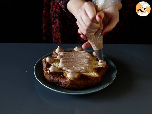 Pandoro-briossit, jotka on täytetty Nutella-kermalla ja vaniljakermalla joulukuusen muodossa. - Valmistelu askel 6