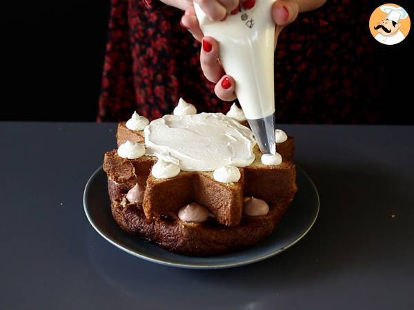 Pandoro-briossit, jotka on täytetty Nutella-kermalla ja vaniljakermalla joulukuusen muodossa. - Valmistelu askel 7
