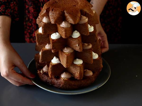 Pandoro-briossit, jotka on täytetty Nutella-kermalla ja vaniljakermalla joulukuusen muodossa. - Valmistelu askel 8