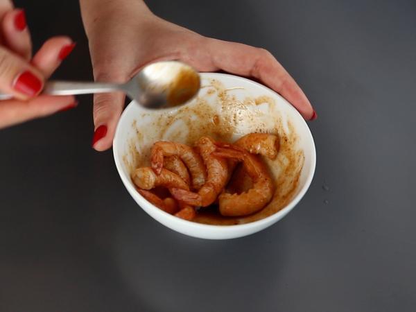 Katkarapu- ja mangoverrineet makeaksi ja suolaiseksi aperitiiviksi - Valmistelu askel 2