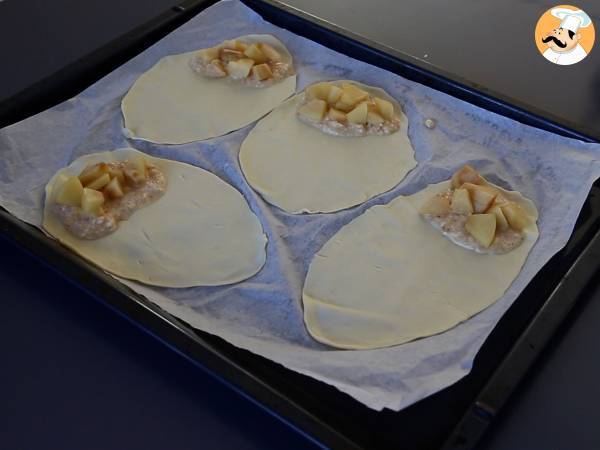 Omena turnovers hasselpähkinäkermalla itsenäisyyspäivää varten - Valmistelu askel 5