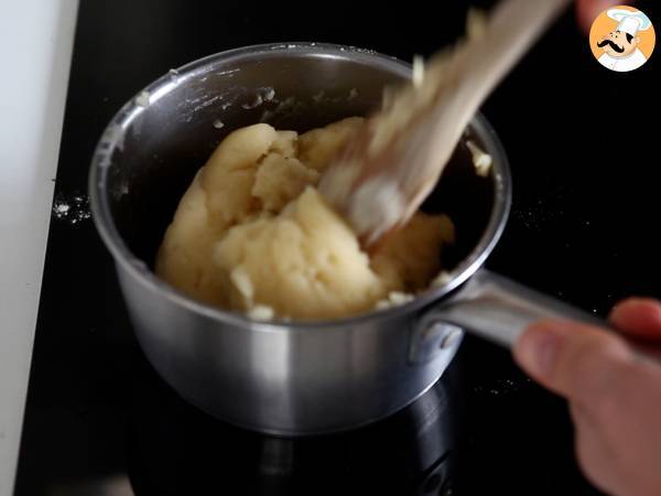 Kulhonmuotoisia paistettuja churroja runsasta täytettä varten. - Valmistelu askel 2