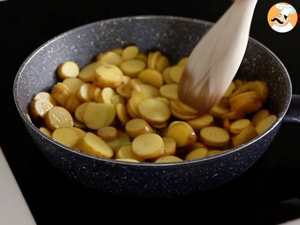 Huevos rotos, superhelppo espanjalainen perunoihin ja kananmuniin perustuva resepti. - Valmistelu askel 1