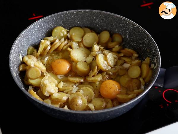 Huevos rotos, superhelppo espanjalainen perunoihin ja kananmuniin perustuva resepti. - Valmistelu askel 4