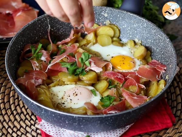 Huevos rotos, superhelppo espanjalainen perunoihin ja kananmuniin perustuva resepti. - Valmistelu askel 5