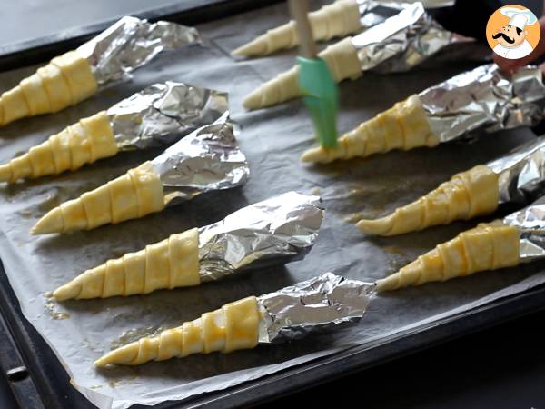 Söpöt lehtitaikinaporkkanat pääsiäisen aperitiiviksi: vuohenjuustoa ja aurinkokuivattuja tomaatteja - Valmistelu askel 4