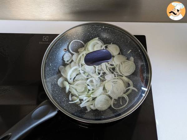 Sipuliomeletti, maukas ja helposti valmistettava resepti - Valmistelu askel 2