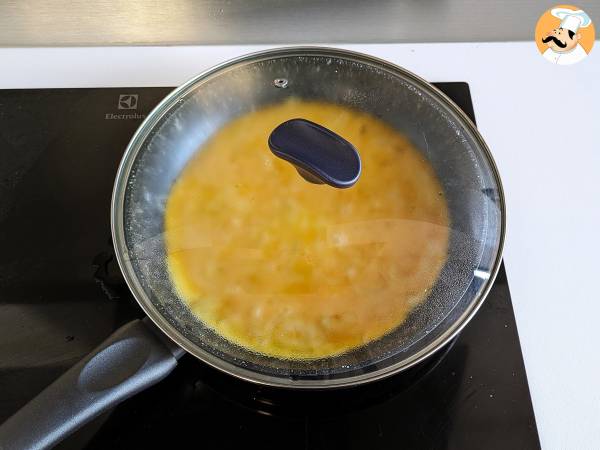Sipuliomeletti, maukas ja helposti valmistettava resepti - Valmistelu askel 4