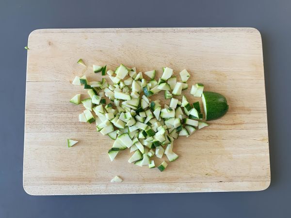 Kermainen pasta kesäkurpitsojen kanssa, maukas ja erittäin nopea resepti - Valmistelu askel 1