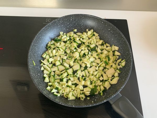 Kermainen pasta kesäkurpitsojen kanssa, maukas ja erittäin nopea resepti - Valmistelu askel 2