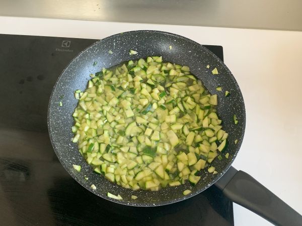 Kermainen pasta kesäkurpitsojen kanssa, maukas ja erittäin nopea resepti - Valmistelu askel 3