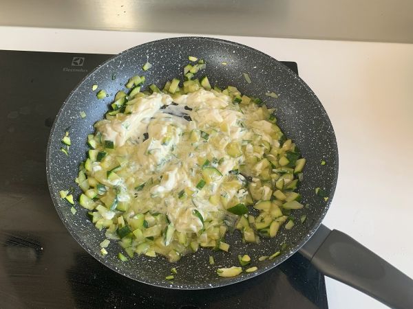 Kermainen pasta kesäkurpitsojen kanssa, maukas ja erittäin nopea resepti - Valmistelu askel 4