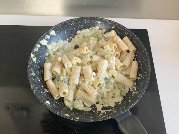 Kermainen pasta kesäkurpitsojen kanssa, maukas ja erittäin nopea resepti - Valmistelu askel 5