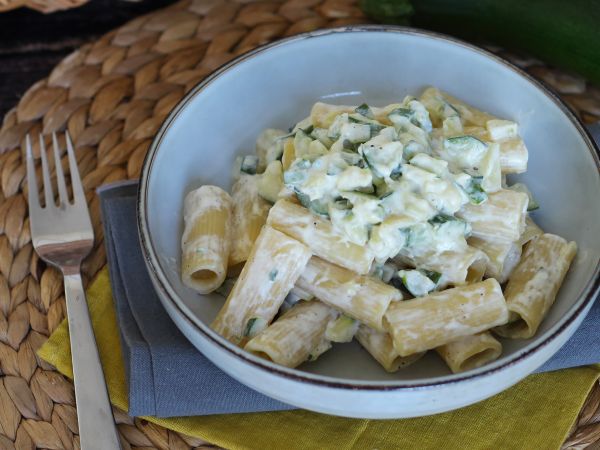 Kermainen pasta kesäkurpitsojen kanssa, maukas ja erittäin nopea resepti - Valmistelu askel 6