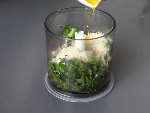 Persilja- ja maapähkinäpesto, makujen räjähdys - Valmistelu askel 2