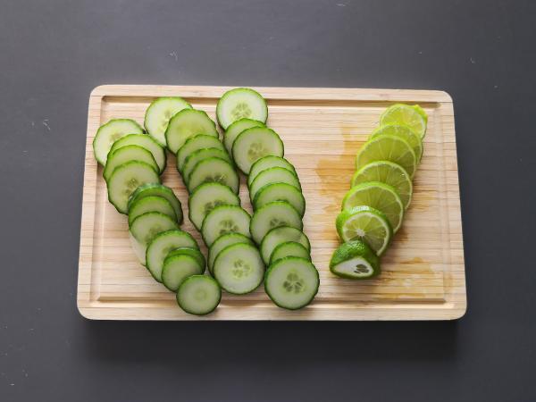 Kurkulla, limetillä, mintulla ja inkiväärillä maustettu vesi. - Valmistelu askel 1
