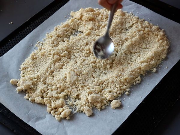 Kasvissyöjän verrines: hernekeittoa, parmesaanimurskaa ja mascarponekermaa. - Valmistelu askel 2