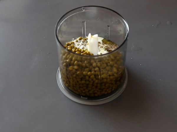 Kasvissyöjän verrines: hernekeittoa, parmesaanimurskaa ja mascarponekermaa. - Valmistelu askel 3