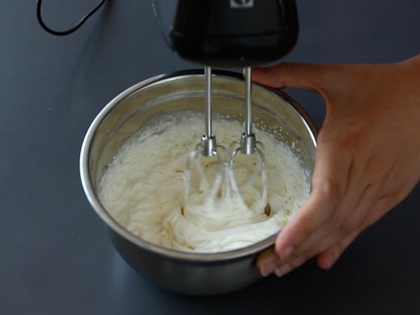 Kasvissyöjän verrines: hernekeittoa, parmesaanimurskaa ja mascarponekermaa. - Valmistelu askel 6
