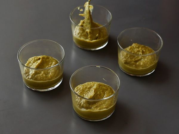 Kasvissyöjän verrines: hernekeittoa, parmesaanimurskaa ja mascarponekermaa. - Valmistelu askel 7