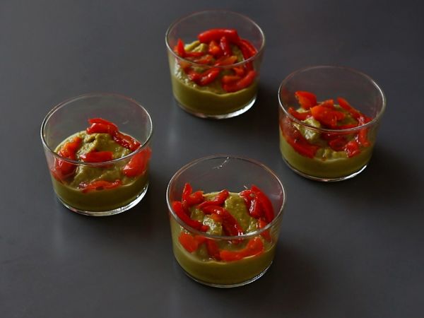 Kasvissyöjän verrines: hernekeittoa, parmesaanimurskaa ja mascarponekermaa. - Valmistelu askel 8