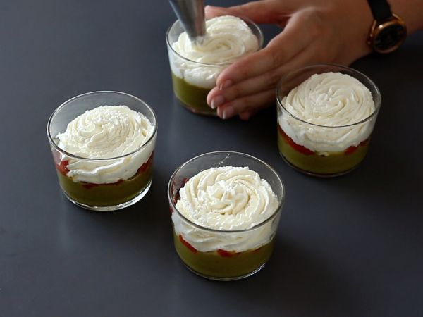 Kasvissyöjän verrines: hernekeittoa, parmesaanimurskaa ja mascarponekermaa. - Valmistelu askel 9