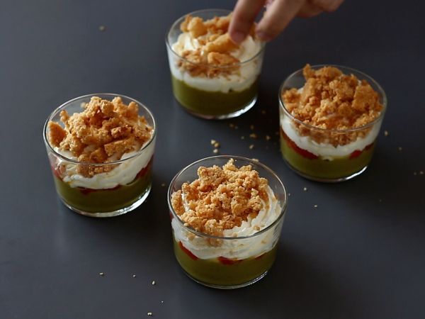 Kasvissyöjän verrines: hernekeittoa, parmesaanimurskaa ja mascarponekermaa. - Valmistelu askel 10
