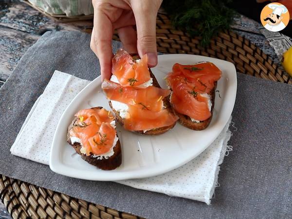 Tuoretta vuohenjuustoa ja savustettua lohta paahtoleivän päällä - Valmistelu askel 6