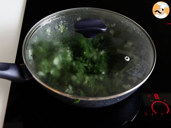 Spanakopita, superhelppo kreikkalainen piirakka pinaatilla ja fetajuustolla. - Valmistelu askel 2