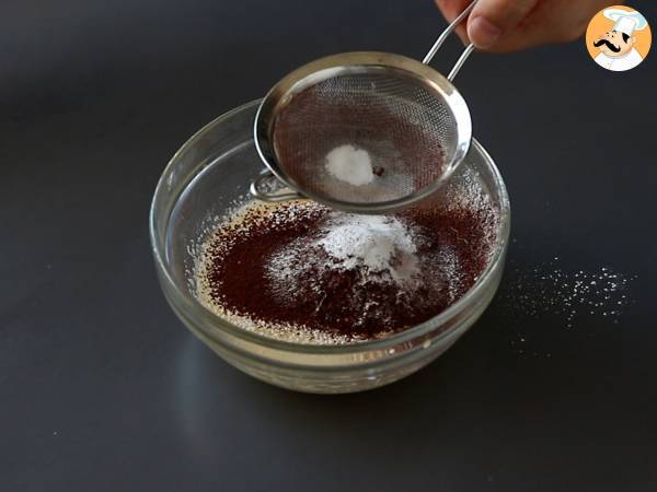 Choco flan, täydellinen yhdistelmä kosteaa suklaakakkua ja vaniljakaramelliflania. - Valmistelu askel 6