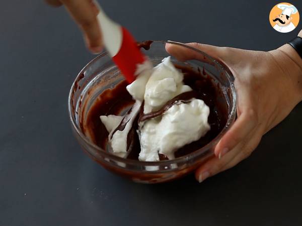 Choco flan, täydellinen yhdistelmä kosteaa suklaakakkua ja vaniljakaramelliflania. - Valmistelu askel 7