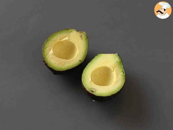 Patacones, kolumbialaisia plantain-paahtoleipiä guacamolen ja tomaattien kera. - Valmistelu askel 1