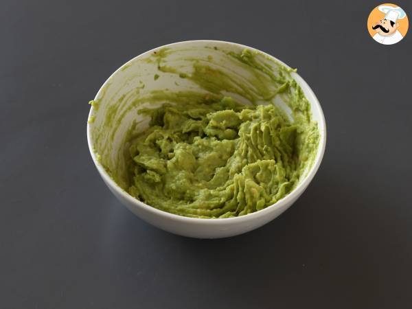 Patacones, kolumbialaisia plantain-paahtoleipiä guacamolen ja tomaattien kera. - Valmistelu askel 2