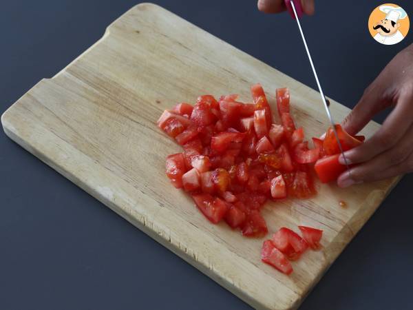 Patacones, kolumbialaisia plantain-paahtoleipiä guacamolen ja tomaattien kera. - Valmistelu askel 3