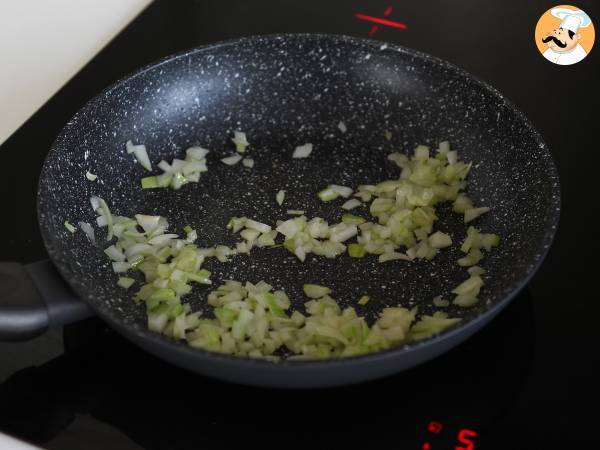 Patacones, kolumbialaisia plantain-paahtoleipiä guacamolen ja tomaattien kera. - Valmistelu askel 4