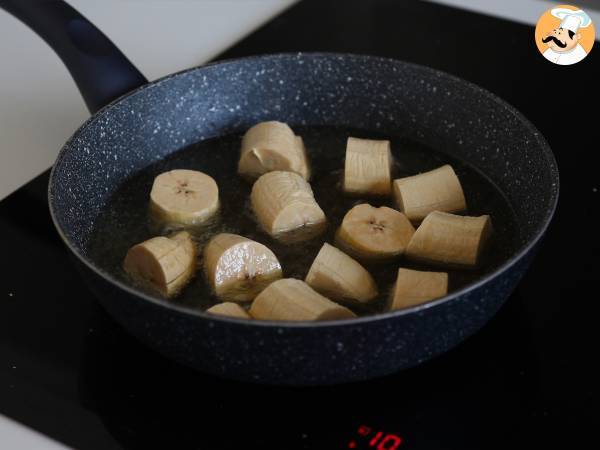 Patacones, kolumbialaisia plantain-paahtoleipiä guacamolen ja tomaattien kera. - Valmistelu askel 7