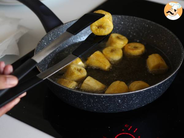 Patacones, kolumbialaisia plantain-paahtoleipiä guacamolen ja tomaattien kera. - Valmistelu askel 8