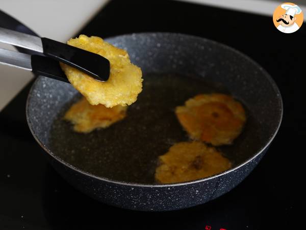 Patacones, kolumbialaisia plantain-paahtoleipiä guacamolen ja tomaattien kera. - Valmistelu askel 10