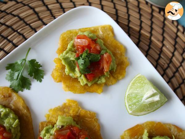 Patacones, kolumbialaisia plantain-paahtoleipiä guacamolen ja tomaattien kera. - Valmistelu askel 11