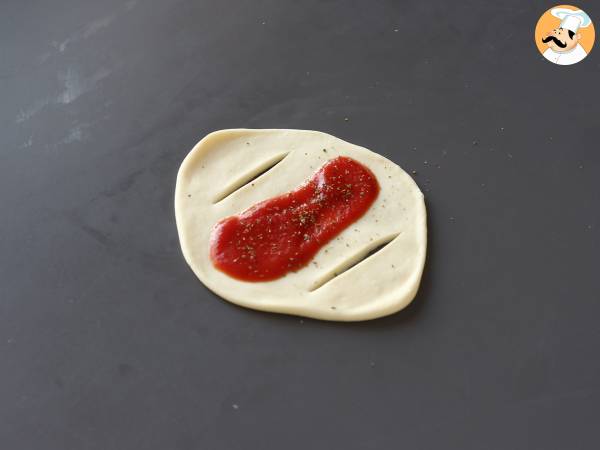 Pizzatyyliset venekääryleet tomaatti-, kinkku- ja mozzarellakastikkeella - Valmistelu askel 3