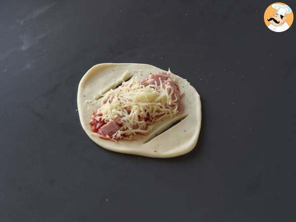 Pizzatyyliset venekääryleet tomaatti-, kinkku- ja mozzarellakastikkeella - Valmistelu askel 4