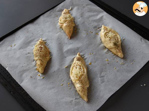 Pizzatyyliset venekääryleet tomaatti-, kinkku- ja mozzarellakastikkeella - Valmistelu askel 7