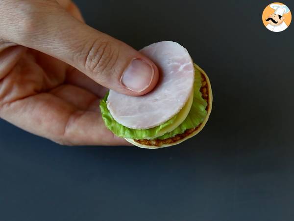 Blini-tarjotin täytteineen, täydellinen monipuolinen aperitiivi juhlakaudelle. - Valmistelu askel 1